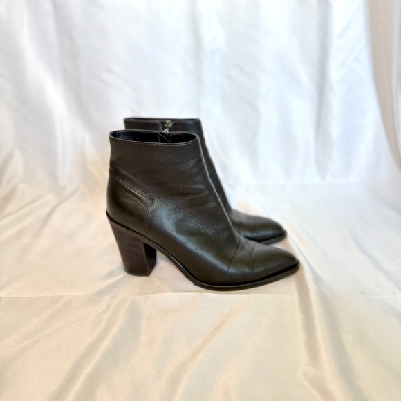 Vince. Vero Cuoio Sleek Black Leather Ankle Bootied - Picture 2 of 10